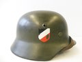 Heer, Stahlhelm M35 mit beiden Abzeichen. Apfelgrüner, leicht gedunkelter Originallack, der Adler zu 95%, das Wappen zu 90% erhalten. ET64