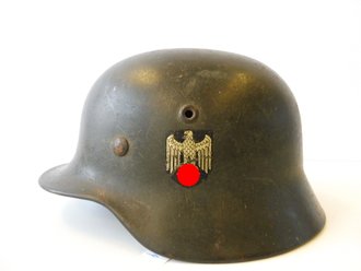 Heer, Stahlhelm M40 mit einem Abzeichen. Originallack, Kinnriemen defekt, ET64