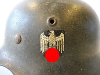 Heer, Stahlhelm M40 mit einem Abzeichen. Originallack,...