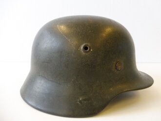 Heer, Stahlhelm M40 mit einem Abzeichen. Originallack, Kinnriemen defekt, ET64