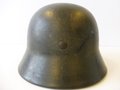 Heer, Stahlhelm M40 mit einem Abzeichen. Originallack, Kinnriemen defekt, ET64