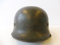 Heer, Stahlhelm M40 mit einem Abzeichen. Originallack, Kinnriemen defekt, ET64