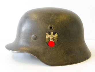 Heer, Stahlhelm M40 mit einem Abzeichen. Originallack, NS68