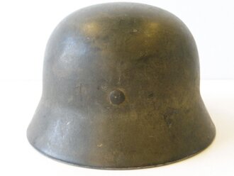 Heer, Stahlhelm M40 mit einem Abzeichen. Originallack,  NS68