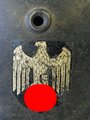 Heer, Stahlhelm M40 mit einem Abzeichen. Originallack,  NS68