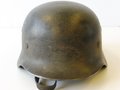 Heer, Stahlhelm M40 mit einem Abzeichen. Originallack,  NS68