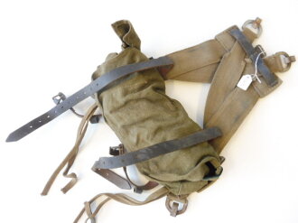 A-Rahmen Wehrmacht mit Tasche. Variante hergestellt aus nicht mehr benötigten Tragehilfen für die frühen Feldblusen. Getragener, ungereinigter Satz