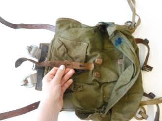 A-Rahmen Wehrmacht mit Tasche. Variante hergestellt aus nicht mehr benötigten Tragehilfen für die frühen Feldblusen. Getragener, ungereinigter Satz