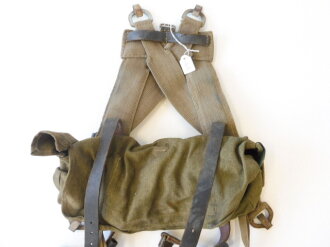 A-Rahmen Wehrmacht mit Tasche. Variante hergestellt aus nicht mehr benötigten Tragehilfen für die frühen Feldblusen. Getragener, ungereinigter Satz