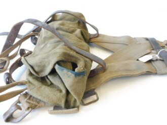 A-Rahmen Wehrmacht mit Tasche. Variante hergestellt aus nicht mehr benötigten Tragehilfen für die frühen Feldblusen. Getragener, ungereinigter Satz