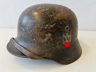 Heer, Stahlhelm M35. Originallack und Abzeichen . Alles zusammengehörig, wohl aufbereitet und wieder verausgabter Helm. das Hakenkreuz des Helmwappens zu 80% erhalten