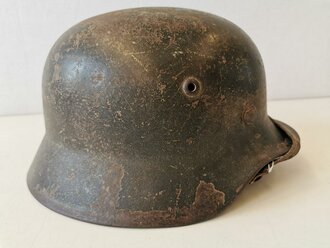 Heer, Stahlhelm M35. Originallack und Abzeichen . Alles zusammengehörig, wohl aufbereitet und wieder verausgabter Helm. das Hakenkreuz des Helmwappens zu 80% erhalten