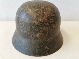 Heer, Stahlhelm M35. Originallack und Abzeichen . Alles zusammengehörig, wohl aufbereitet und wieder verausgabter Helm. das Hakenkreuz des Helmwappens zu 80% erhalten