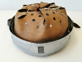 Stahlhelm Innenfutter Wehrmacht Grösse 64 mit Kinnriemen datiert 1940. Getragenes Set