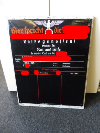 Emailleschild "Hier spricht die NSDAP" 64 x 78cm, auf Holzrahmen aufgeschraubt. Diverse kleinere Reparaturstellen