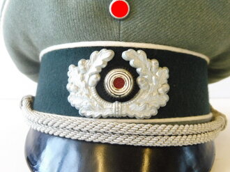 Schirmmütze für einen Offizier der Infanterie. Eigentumstück in sehr gutem Zustand, Hersteller EREL Sonderklasse mit belüfteter Kokarde. Kopfgrösse 54/55