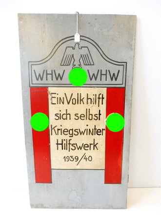 Holzschild "Ein Volk hilft sich selbst Kriegswinter Hilfswerk 1939/40. Maße 41 x 76cm, Rückseitig im oberen Bereich ein Stück Holz zur Stabilisierung aufgeklebt.