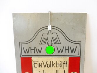 Holzschild "Ein Volk hilft sich selbst Kriegswinter Hilfswerk 1939/40. Maße 41 x 76cm, Rückseitig im oberen Bereich ein Stück Holz zur Stabilisierung aufgeklebt.