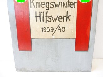 Holzschild "Ein Volk hilft sich selbst Kriegswinter Hilfswerk 1939/40. Maße 41 x 76cm, Rückseitig im oberen Bereich ein Stück Holz zur Stabilisierung aufgeklebt.