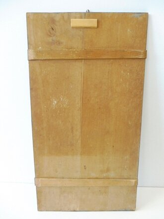 Holzschild "Ein Volk hilft sich selbst Kriegswinter Hilfswerk 1939/40. Maße 41 x 76cm, Rückseitig im oberen Bereich ein Stück Holz zur Stabilisierung aufgeklebt.