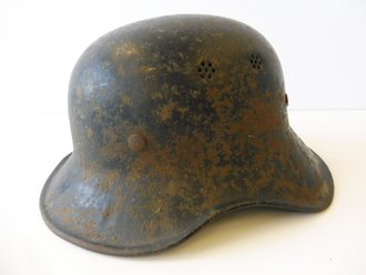 Luftschutz Stahlhelm 2. Weltkrieg, einteiliges Stück, original lackiert, ungereinigter Fundzustand