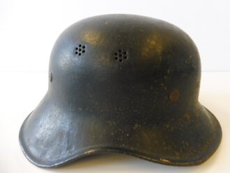 Luftschutz Stahlhelm 2. Weltkrieg, einteiliges Stück, original lackiert, ungereinigter Fundzustand