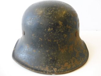 Luftschutz Stahlhelm 2. Weltkrieg, einteiliges Stück, original lackiert, ungereinigter Fundzustand