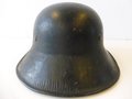 Luftschutz Stahlhelm 2. Weltkrieg, einteiliges Stück, original lackiert, ungereinigter Fundzustand