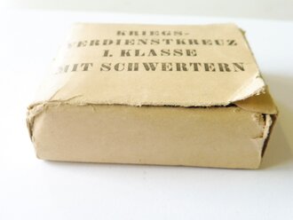 Überkarton zum Kriegsverdienstkreuz 1.Klasse mit Schwertern , Hersteller Deumer Lüdenscheid