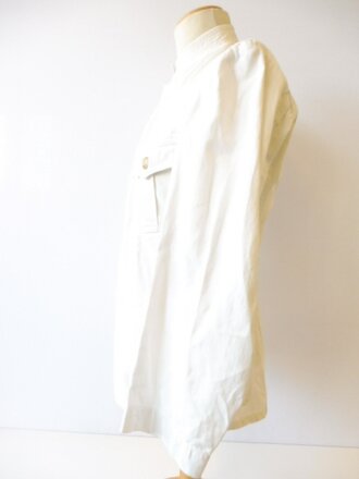 Kriegsmarine, weißes Jackett mit passender, gerader Hose. Getragenes Set in gutem Zustand. Der Brustadler mit eigenwilliger Befestigung gehört original dazu