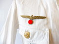 Kriegsmarine, weißes Jackett mit passender, gerader Hose. Getragenes Set in gutem Zustand. Der Brustadler mit eigenwilliger Befestigung gehört original dazu