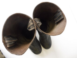 Reichswehr / frühe Wehrmacht, Paar Stiefel für Mannschaften mit Seitennaht. Sohlenlänge 29,5cm. Nach dem Krieg neu besohlt, der Absatz des linken Schuh fehlt