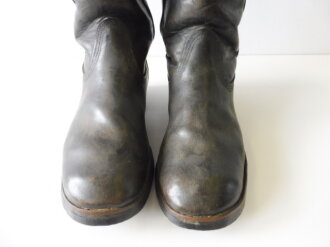 Reichswehr / frühe Wehrmacht, Paar Stiefel für Mannschaften mit Seitennaht. Sohlenlänge 29,5cm. Nach dem Krieg neu besohlt, der Absatz des linken Schuh fehlt