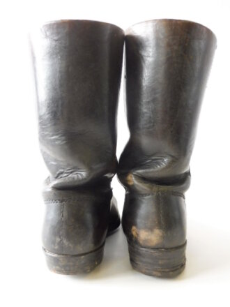 Reichswehr / frühe Wehrmacht, Paar Stiefel für Mannschaften mit Seitennaht. Sohlenlänge 29,5cm. Nach dem Krieg neu besohlt, der Absatz des linken Schuh fehlt