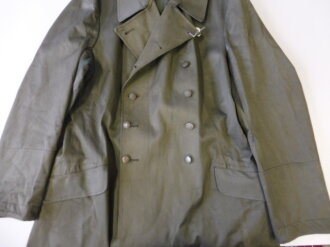 Wettermantel für Offiziere der Wehrmacht. Gummierter Mantel mit Durchlass für ein Gehänge. Getragenes Stück, nicht ausgetrocknet
