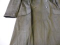 Wettermantel für Offiziere der Wehrmacht. Gummierter Mantel mit Durchlass für ein Gehänge. Getragenes Stück, nicht ausgetrocknet