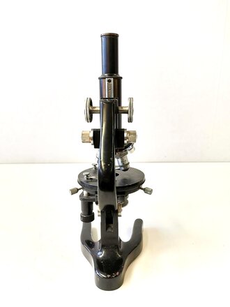 Mikroskop zur Mikroskopierausrüstung der Wehrmacht im Transportkasten. Der Kasten war mal überlackiert, dies grösstenteils entfernt,