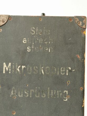 Mikroskop zur Mikroskopierausrüstung der Wehrmacht im Transportkasten. Der Kasten war mal überlackiert, dies grösstenteils entfernt,