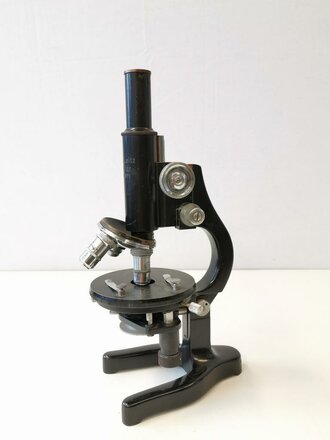 Mikroskop zur Mikroskopierausrüstung der Wehrmacht im Transportkasten. Der Kasten war mal überlackiert, dies grösstenteils entfernt,