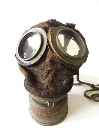 1. Weltkrieg, Gasmaske mit Filter. Das Leder der Maske...