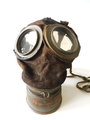 1. Weltkrieg, Gasmaske mit Filter. Das Leder der Maske weich, der Filter original lackiert und datiert 1918. Guter Zustand