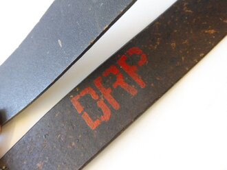 Koppelriemen aus Ersatzmaterial aus der Zeit des 2. Weltkrieg, markiert "DRP", Gesamtlänge 103cm
