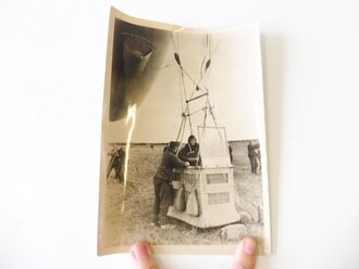 Sandsack für einen Fesselballon der Artillerie Aufklärer der Wehrmacht . Sehr guter Zustand, datiert 1943. Dazu ein Pressefoto aus der Zeit einen solchen Ballonkorb zeigend