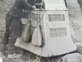 Sandsack für einen Fesselballon der Artillerie Aufklärer der Wehrmacht . Sehr guter Zustand, datiert 1943. Dazu ein Pressefoto aus der Zeit einen solchen Ballonkorb zeigend