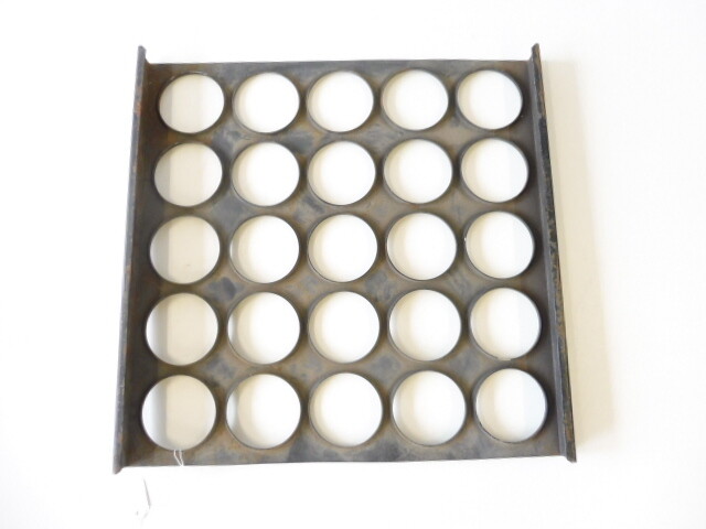 Metalleinsatz für Zünder der Wehrmacht. Originallack, Maße 32,5 x 32