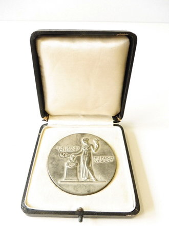 Medaille "Für opferwillige Hilfeleistung an Ihren Mitbürgern in schwerer Kriegszeit die Stadt Berlin" Eisen versilbert, im Etui