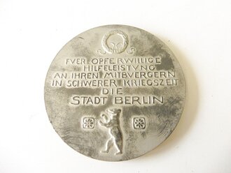 Medaille "Für opferwillige Hilfeleistung an Ihren Mitbürgern in schwerer Kriegszeit die Stadt Berlin" Eisen versilbert, im Etui