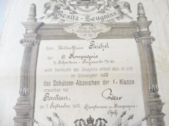Besitz Zeugnis für das Schützen Abzeichen der I.Klasse für einen Angehörigen im I.R. 103 datiert Bautzen 1902, Maße 27 x 37cm