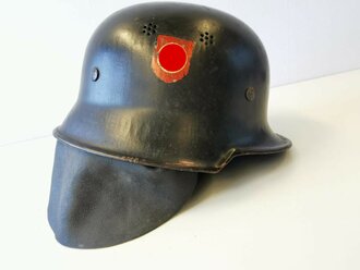 Stahlhelm Feuerwehr III.Reich mit beiden Abzeichen, diese jeweils ca. 90% erhalten