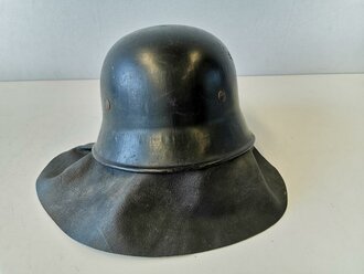 Stahlhelm Feuerwehr III.Reich mit beiden Abzeichen, diese jeweils ca. 90% erhalten